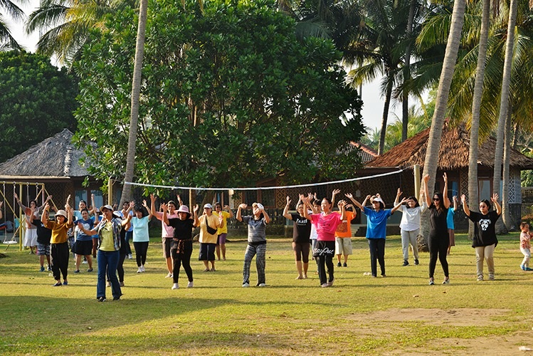 ibu-ibu meramaikan suasana pagi dengan line dance--PAKAI
